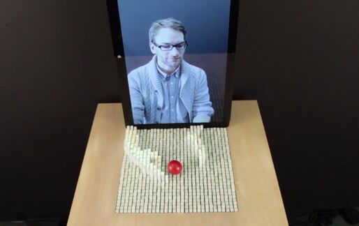 デジタル情報を立体化するディスプレイ「inFORM」をMITが開発、ついに2次元の嫁にケーキを食べさせてもらえる日が来る？