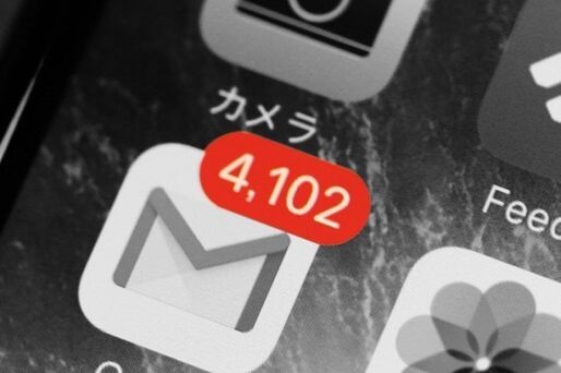 iPhoneでアプリアイコン右上の赤いバッジ（数字）を消す方法