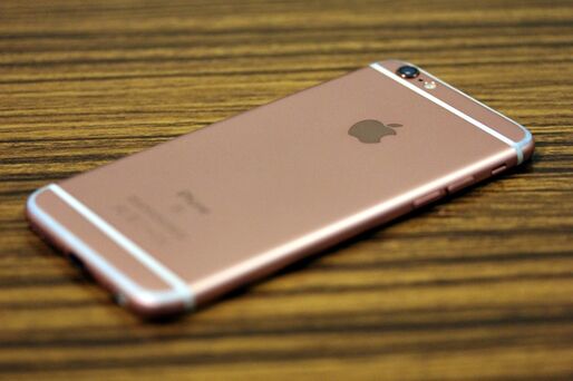 iPhoneのバッテリーを置き方ひとつで長持ちさせる方法──通知によるディスプレイの電池消費をゼロにする