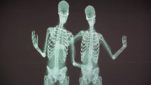 スクリーンに映し出されたガイコツの正体は？　登場に人々は驚き、拍手が