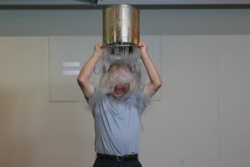 孫正義会長、頭からバケツで氷水と氷をかぶる　ALSチャリティーで