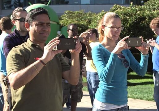 Nexus 5、Google本社のAndroid 4.4 KitKatマスコットお披露目でうっかり撮影される