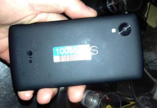 Nexus 5の実機画像と動画がリーク　バーで撮影