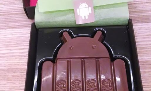 Google ラリー・ペイジCEO、ドロイドくん型「KitKat」を堪能
