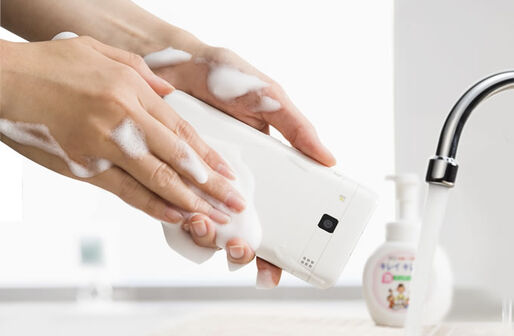 au、ハンドソープで洗える新スマホ「DIGNO rafre」を12月11日発売