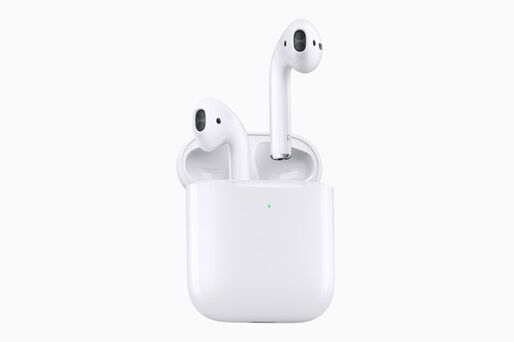 アップル、新型「AirPods」を発表　ワイヤレス充電用ケースも登場