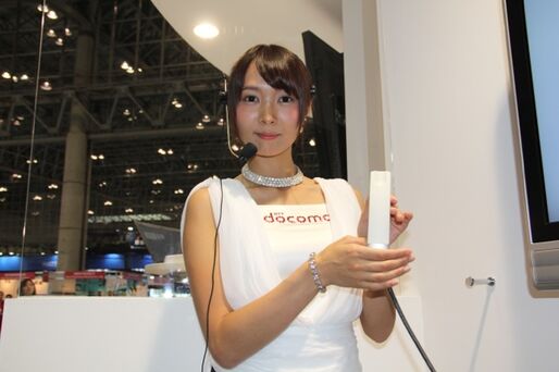 ドコモ、クネっと動きムクっと隆起する棒型デバイス「YUBI NAVI」を展示　#CEATEC