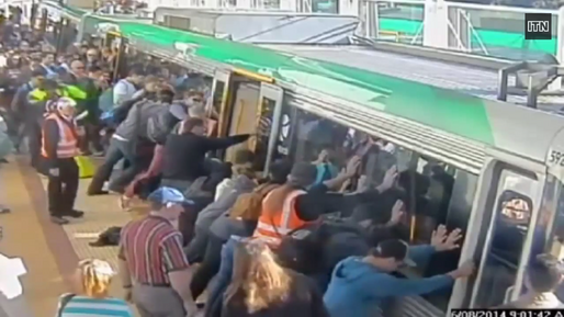 また乗客が電車を押して救出、今度はオーストラリア