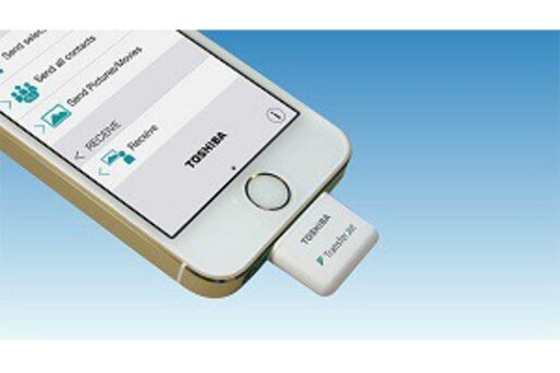 東芝、iPhone/iPad向け「TransferJet」アダプタを3月7日発売　1分のHD動画を3秒で超高速無線転送