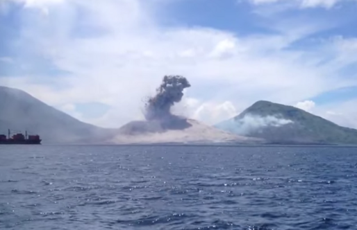 タブルブル山の噴火の瞬間を捉えた動画が話題、爆発音に注意