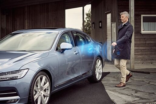 ボルボ、車のキーをスマホで代替へ　2017年から一部で導入