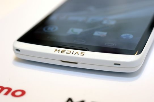 MEDIAS X N-04E 下部アップ MEDIAS X N-04E 下部アップ