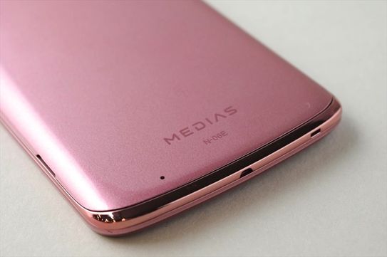MEDIAS X N-06E 裏 MEDIAS X N-06E 裏