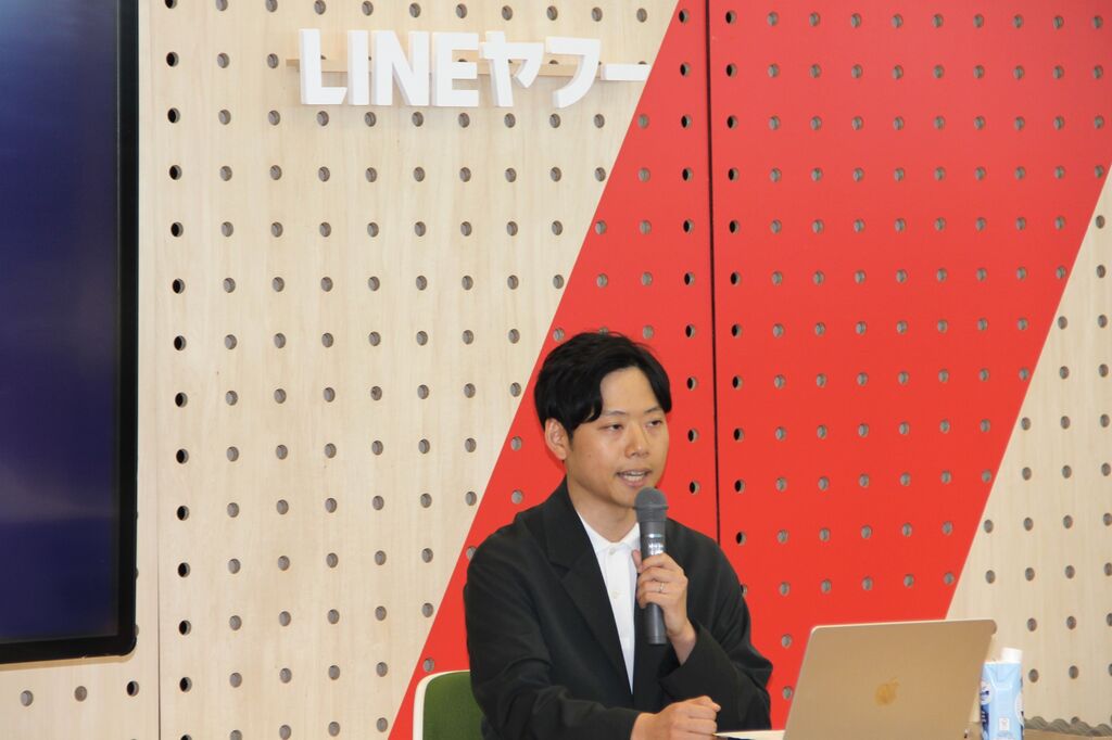 リアクション機能の絵文字追加を説明するLINEヤフー株式会社トーク事業統括本部の材木駿平氏