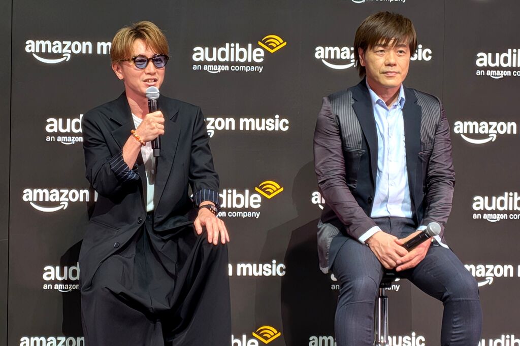 発表イベントに出席したSUPER EIGHTの安田章大さん（左）と作家の平野啓一郎さん（右）