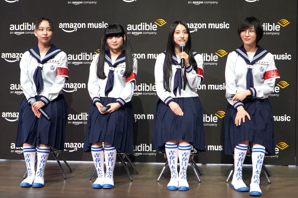 Amazon Musicのスタジオで楽曲を収録した当時を振り返る新しい学校のリーダーズ