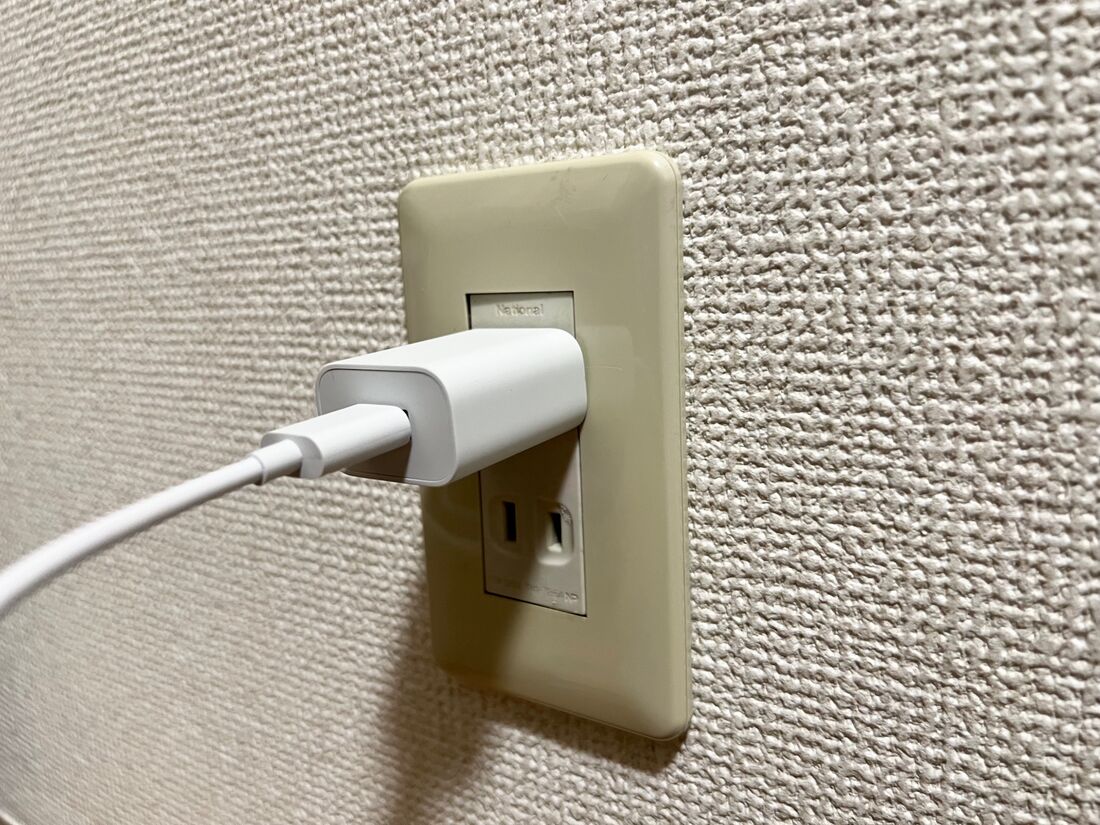 電源アダプターをコンセントに挿し込む