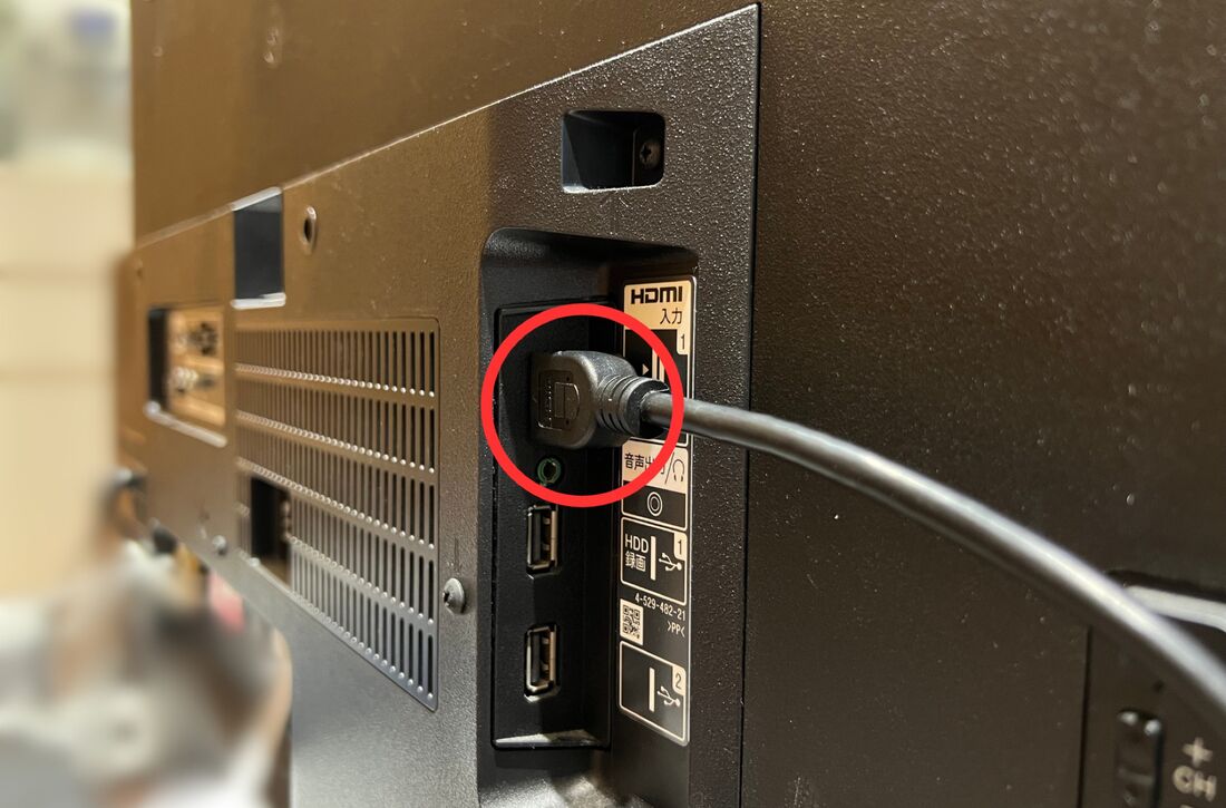 HDMIケーブルの片方をテレビのHDMI端子に繋げる