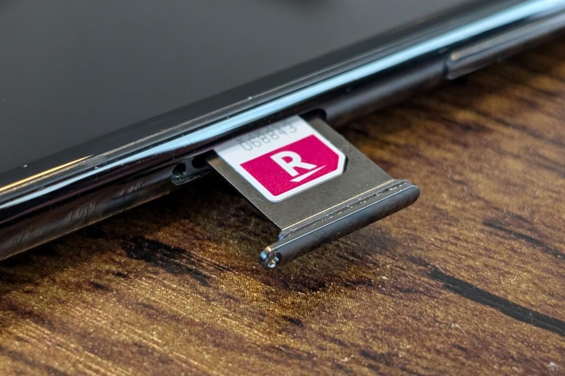 楽天モバイルのSIMカードをセットして差し込む