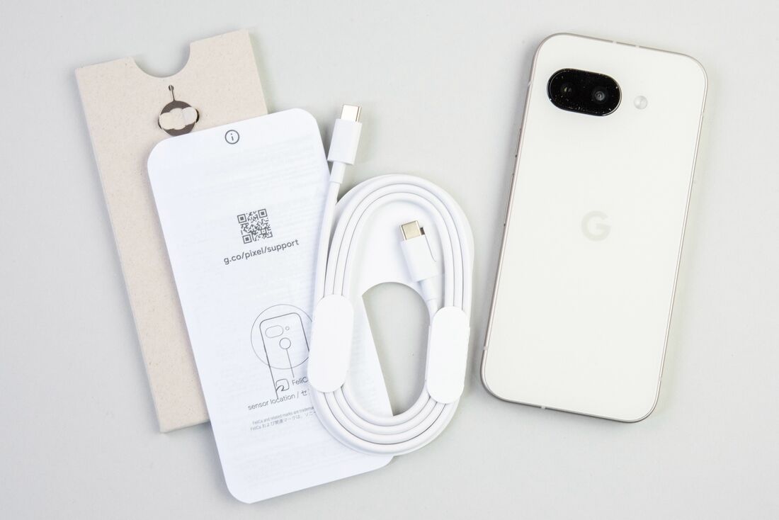 付属品はケーブルやSIMトレイを出すためのピンの2つ。充電器は付かない