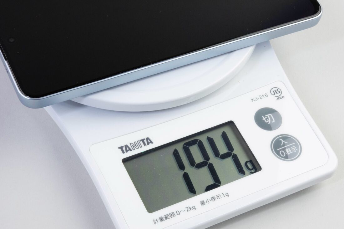 重量はカタログ値で192gと比較的軽い