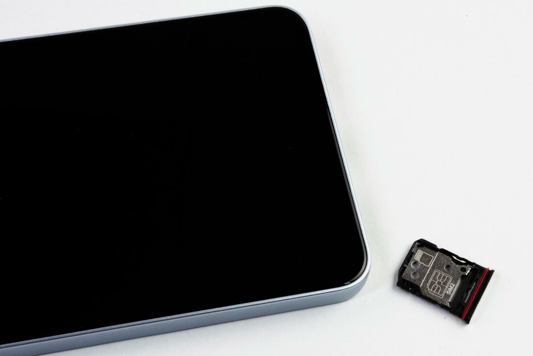 SIMトレイはnanoSIM＋nanoSIM（microSDカード）となる