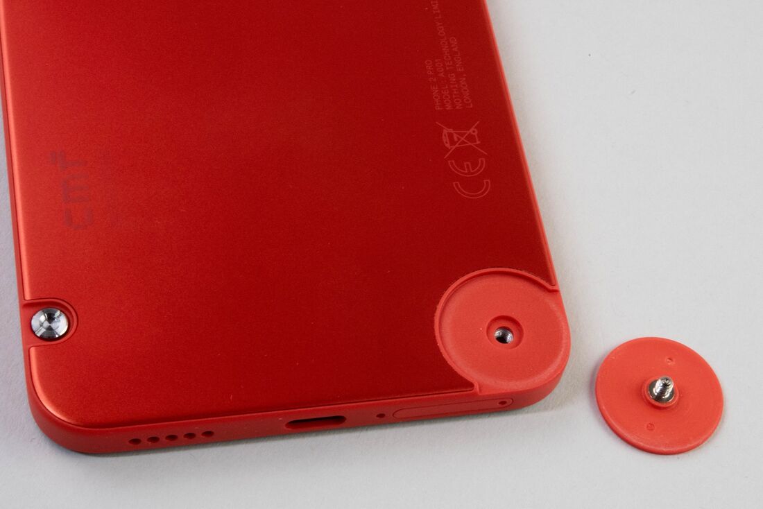 本体にはアクセサリーを取りつけるホールがある
