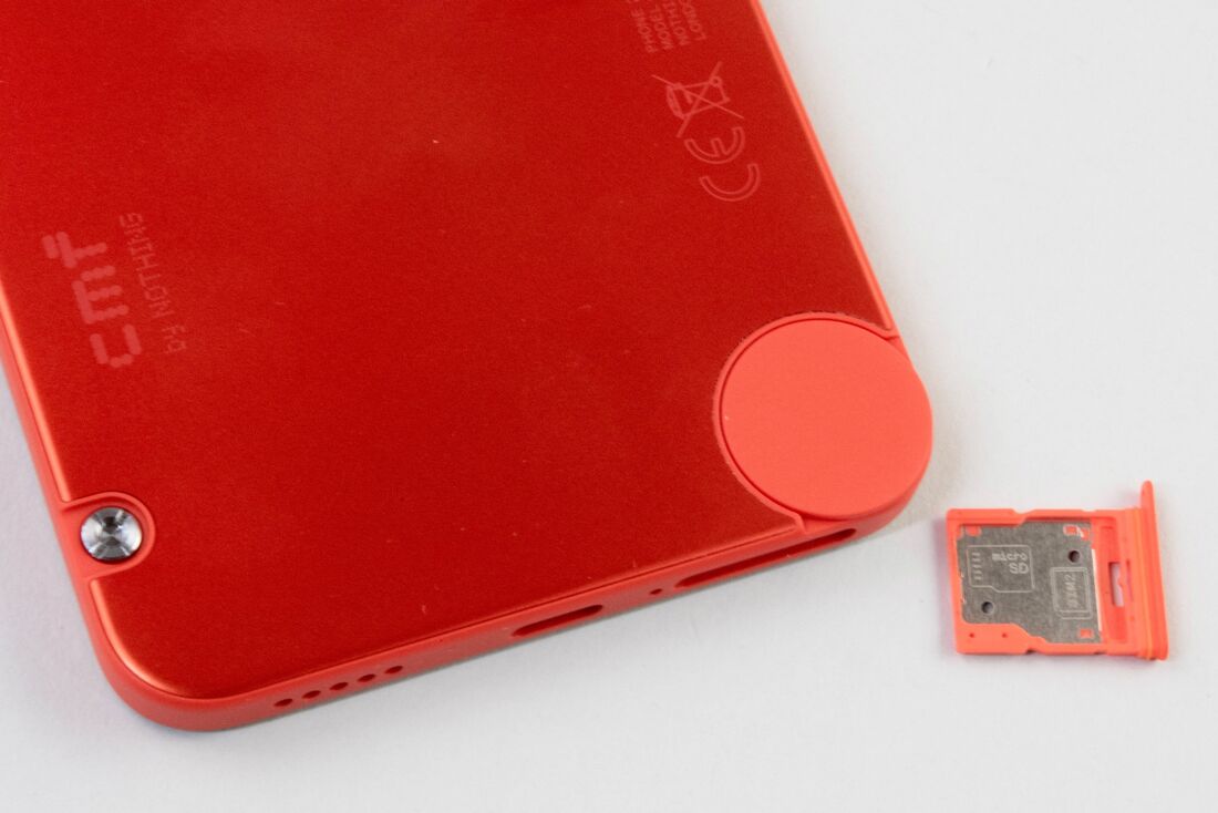 nanoSIMをセット可能で、microSDカードも利用可能