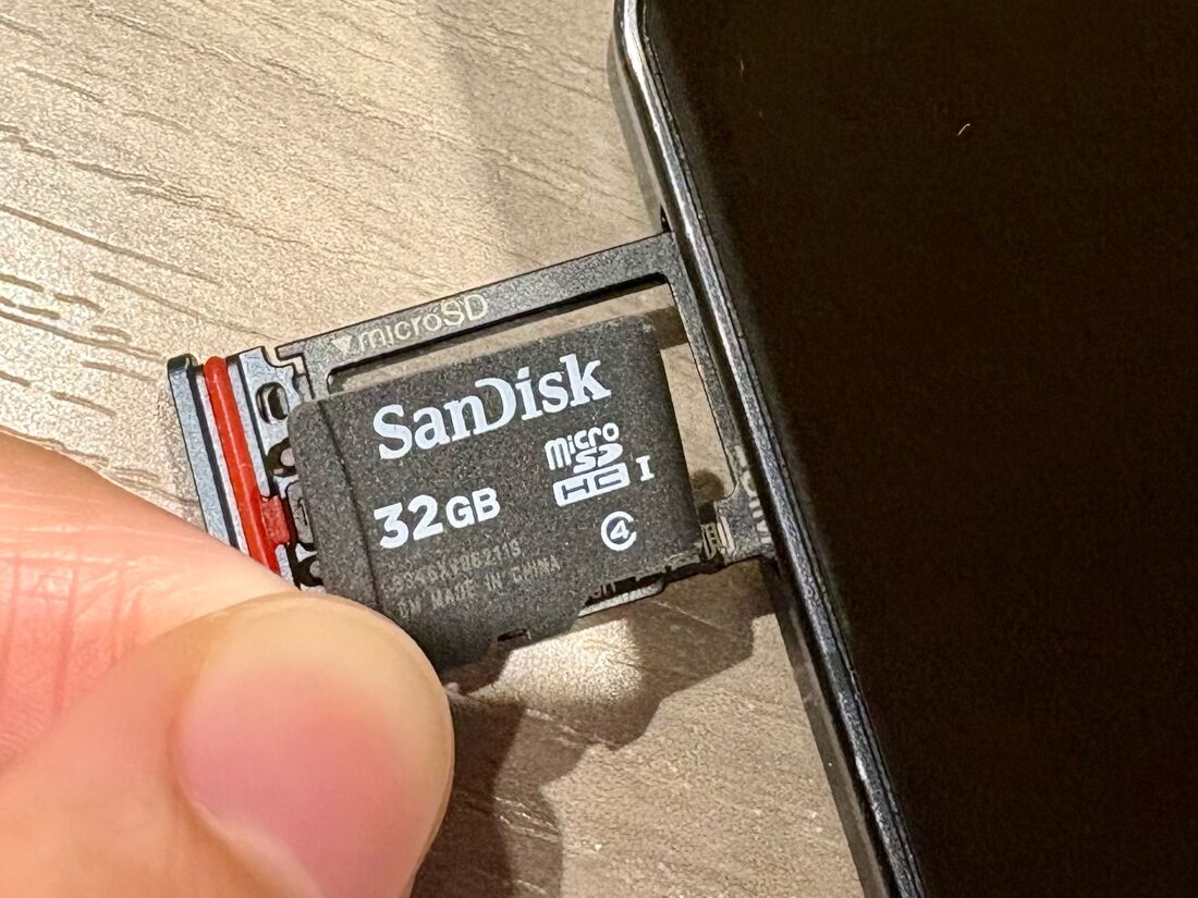 SDカードをトレイにのせる