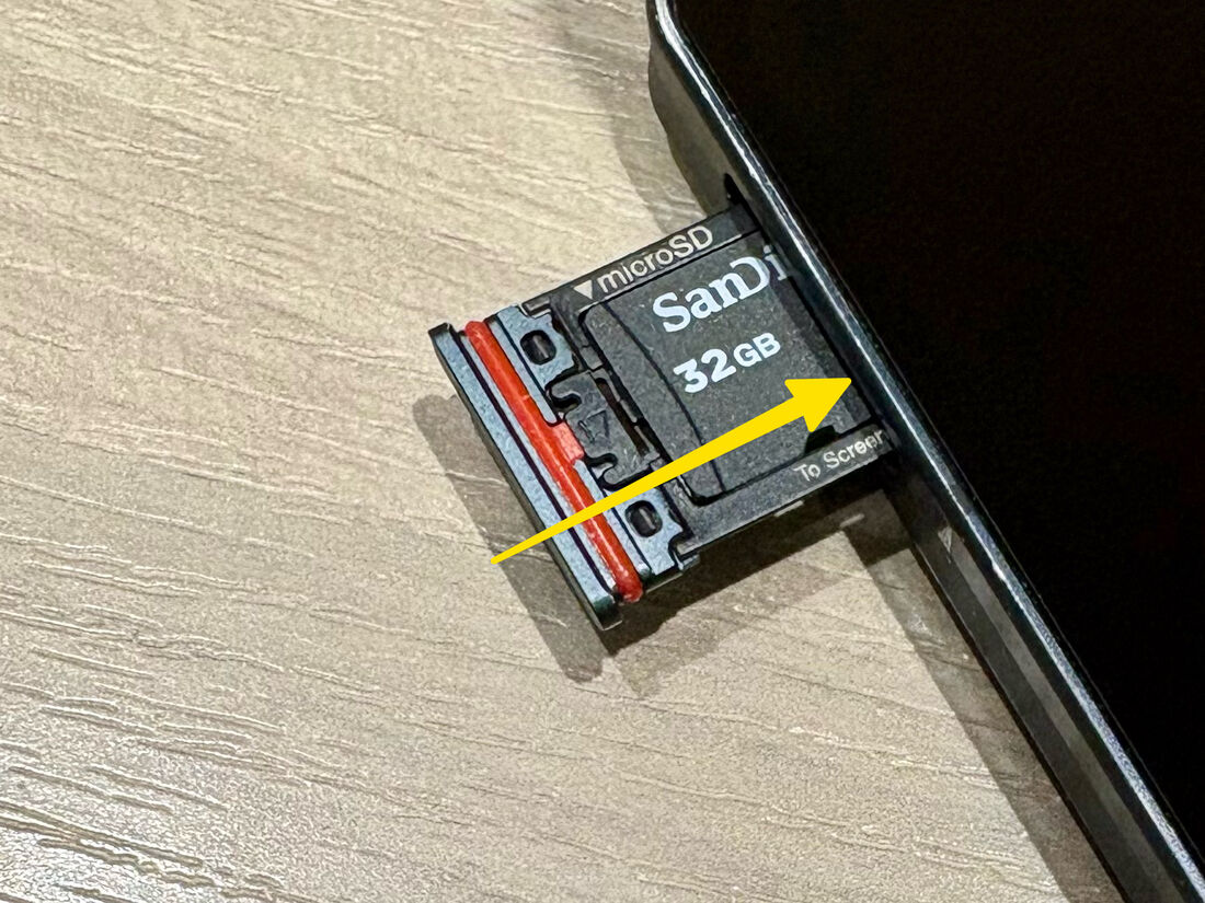 SDカードトレイを戻す