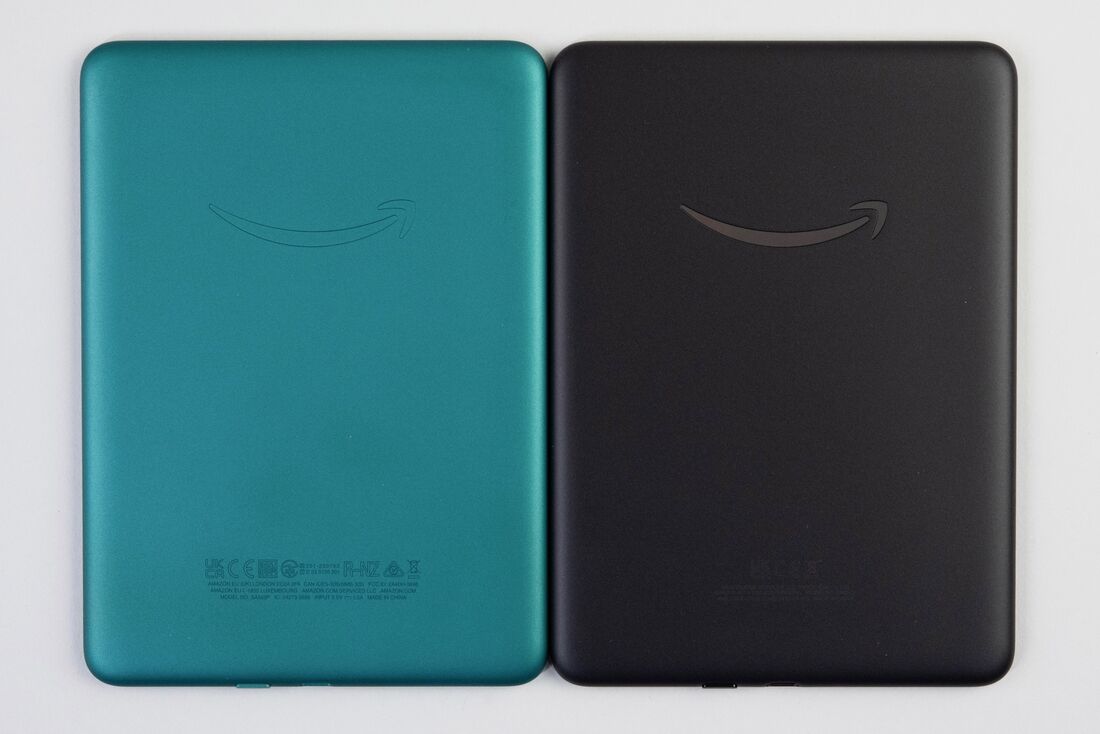 背面も色以外は同様。Kindle Colorsoft シグニチャーエディション（左）は、ロゴマークの部分が少しホログラムのような金属感のある仕上げ