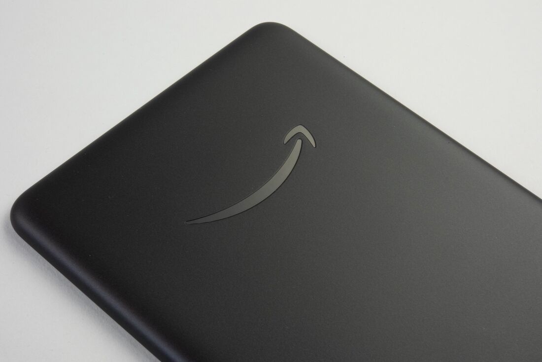 背面はシンプル。Kindle Colorsoft シグニチャーエディションは、ロゴマークの部分が少しホログラムのような金属感のある仕上げ