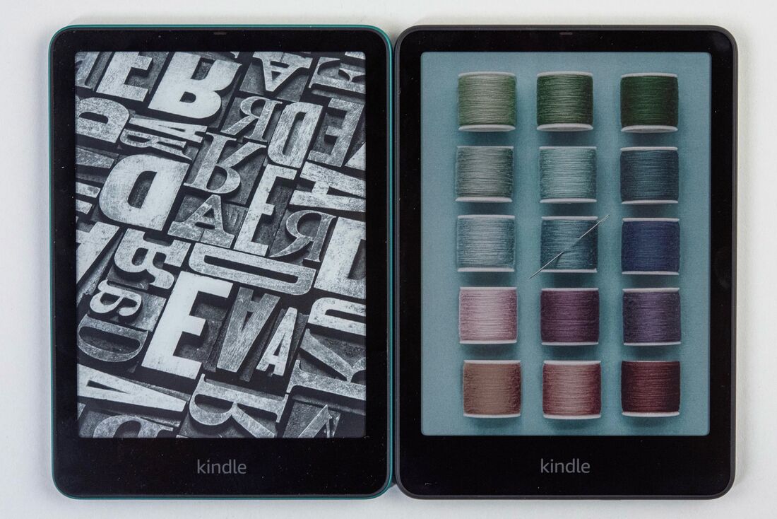 Kindle Colorsoft シグニチャーエディション（右）は、スタンバイ状態でも画面がカラーになる