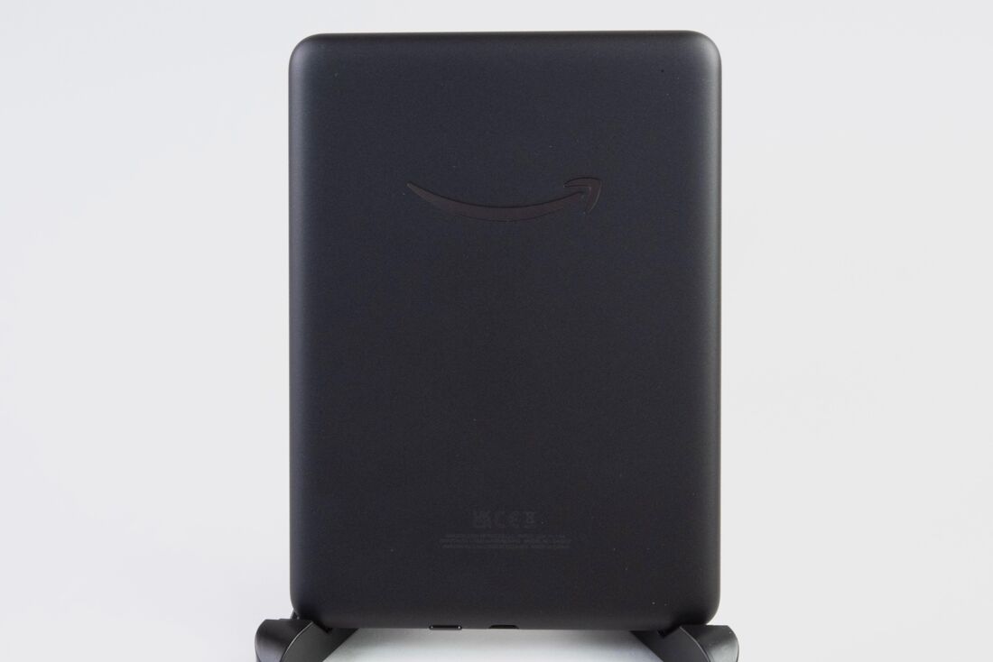 背面のデザインやサイズはKindle Paperwhiteとほぼ同様