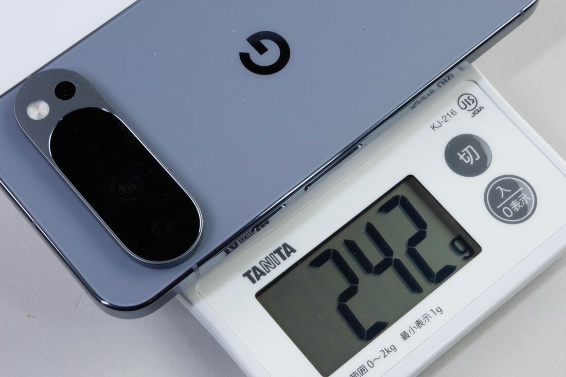 Pixel 10 Pro XLはヘビー級。ちなみにPixel 9 Pro XLは222gだ