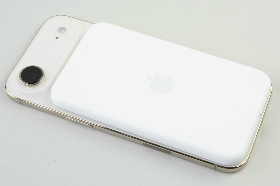 専用のモバイルバッテリーも登場しているが、1万5800円は高すぎる