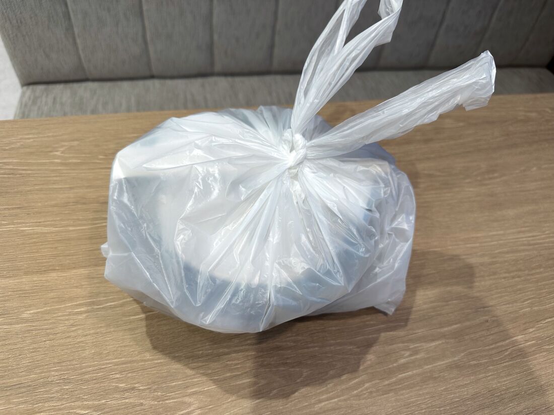 配達員から受け取った商品