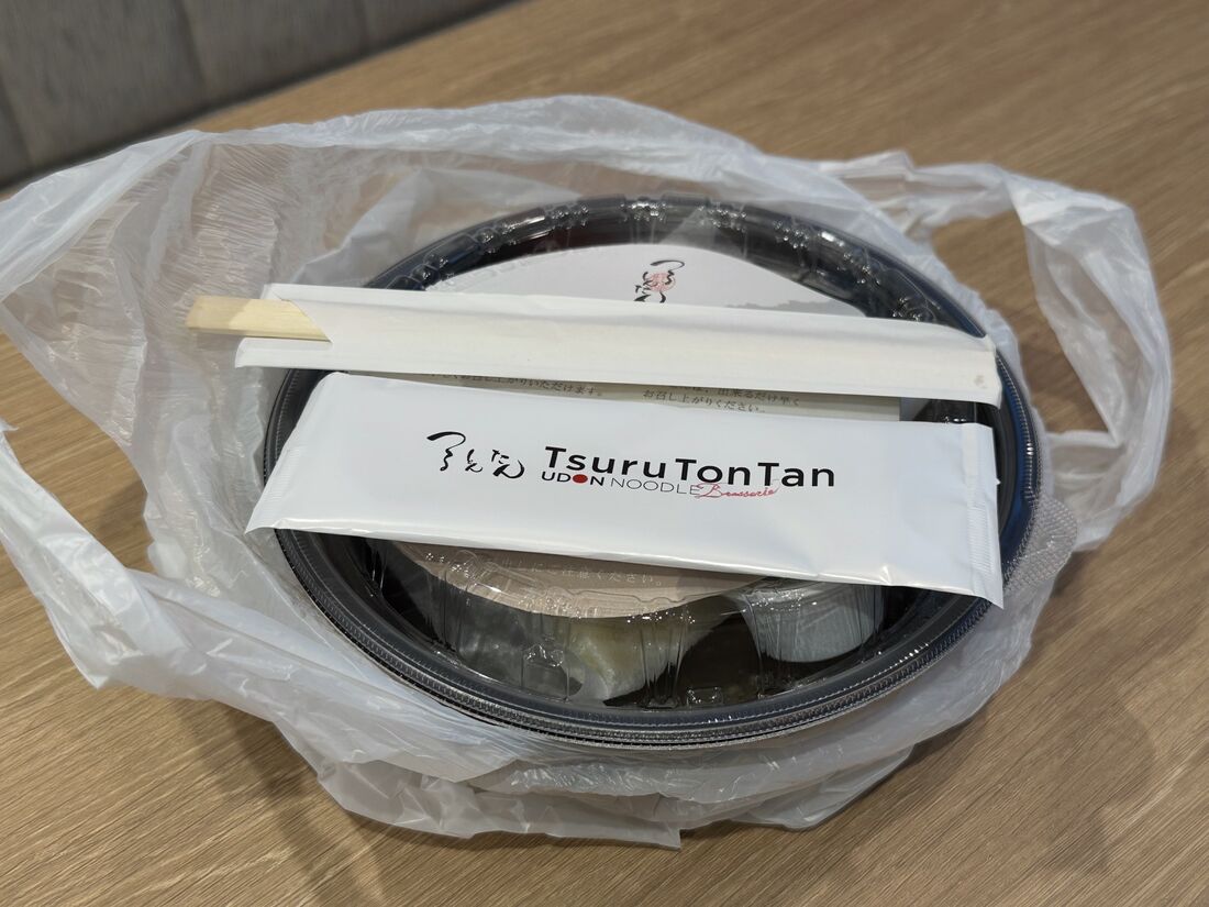 袋の中には、プラスチック容器、おしぼり、箸が入っている