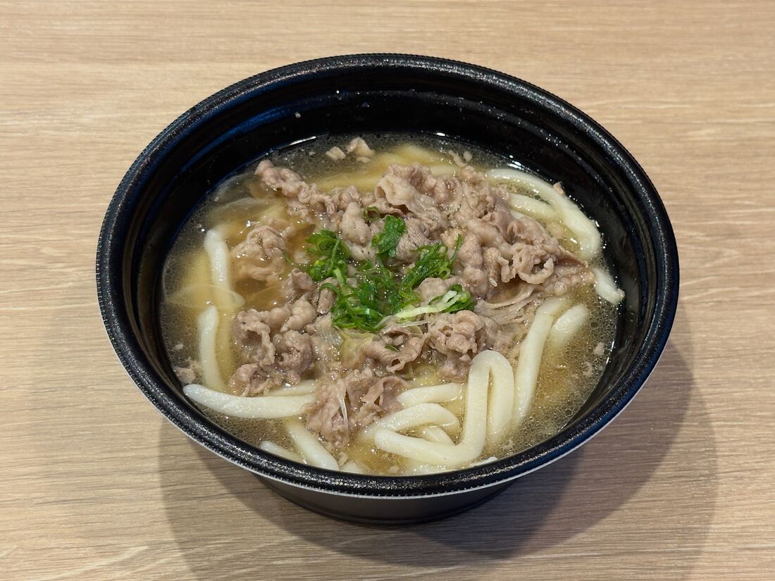 麺を出汁が入った容器に入れて、ネギを乗せれば完成