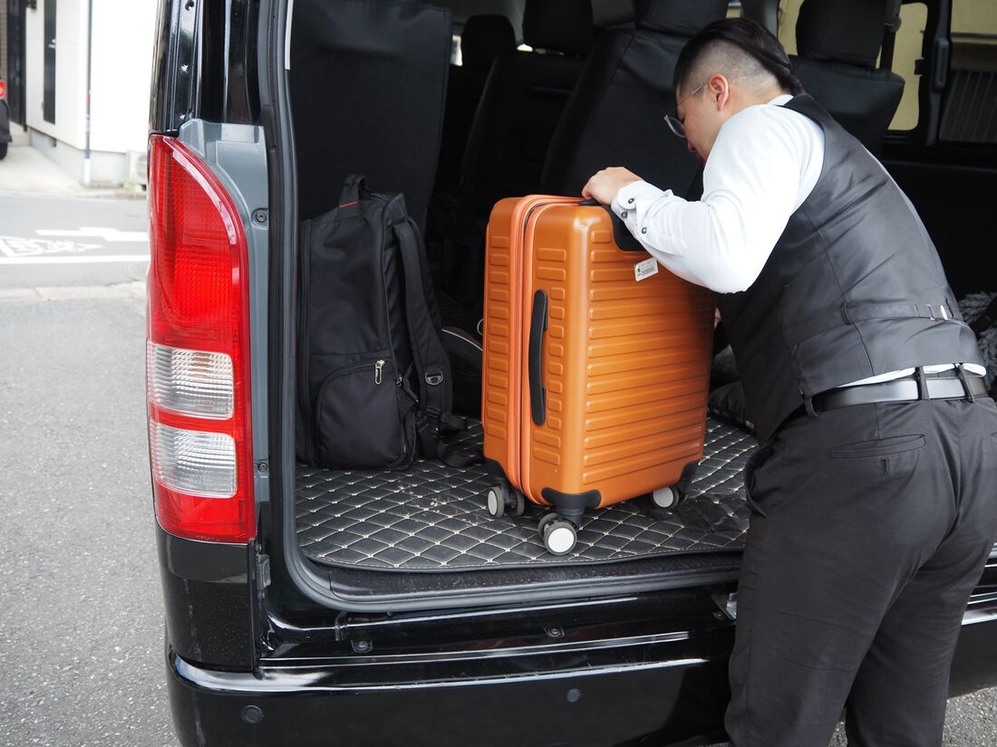 スーツケースを預ける。手渡すだけで、荷運びの必要がないのでとても楽ちんだ