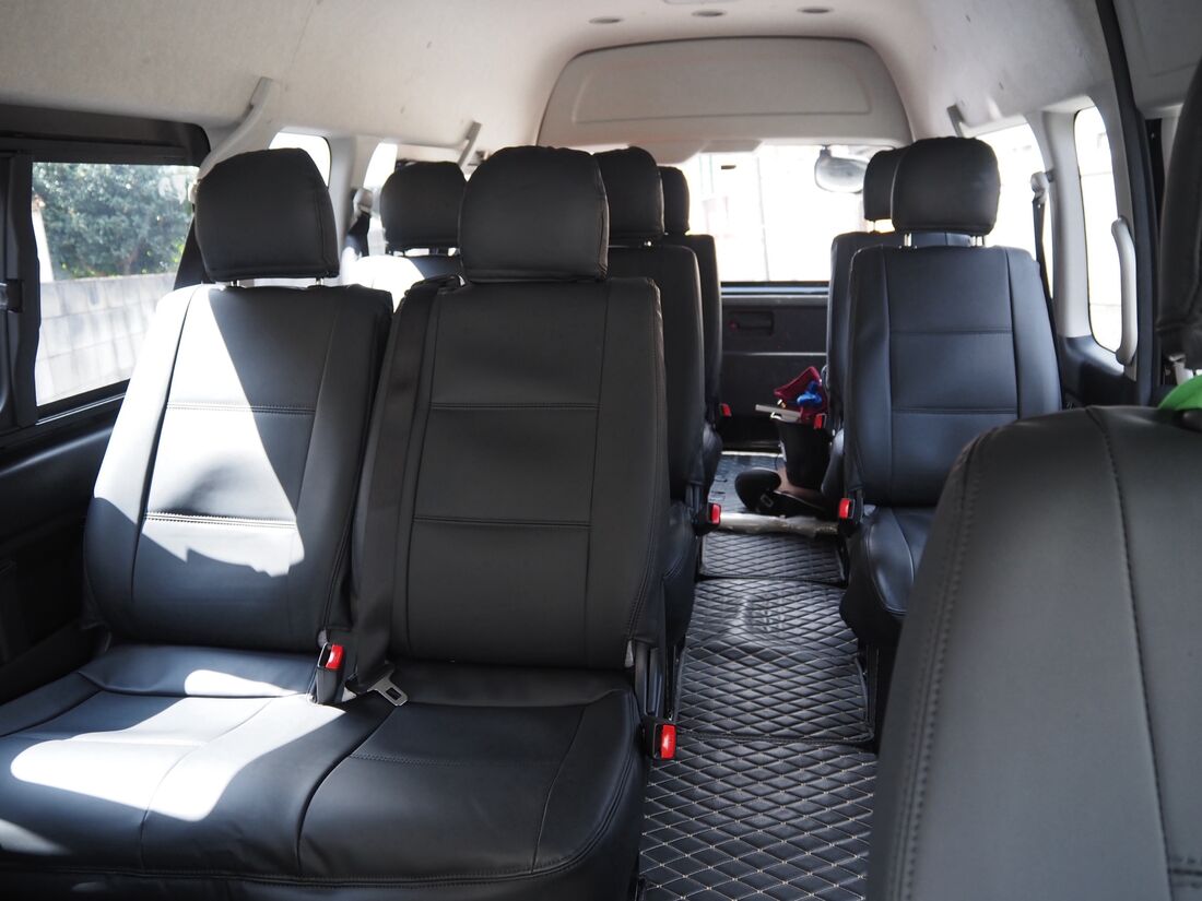 ドライバーの案内に従って乗車。車内は広々としていて小型のバスのよう。座席も足元のゆとりも結構あった