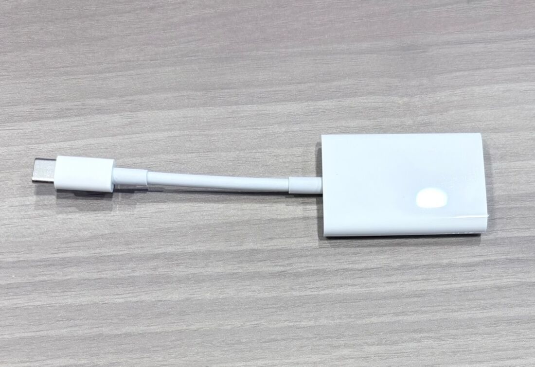 Apple純正のSDカードリーダー（写真）