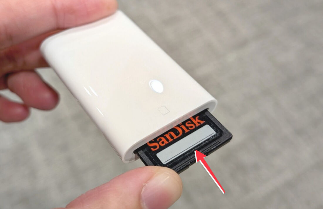 SDカードリーダーにSDカードを装着する