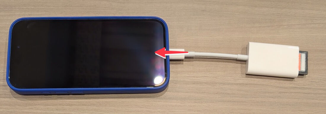 SDカードリーダーをiPhoneに装着する