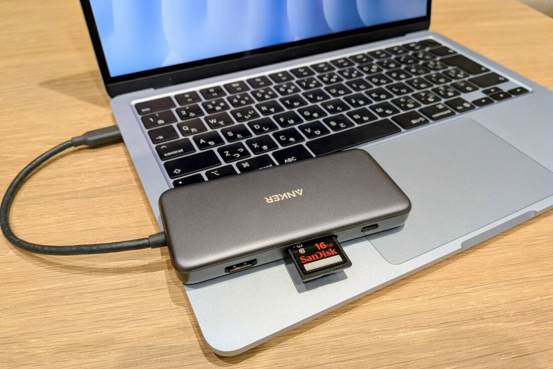 SDカードリーダー「Anker PowerExpand+ 7-in-1」を経由してSDカードをMacに装着
