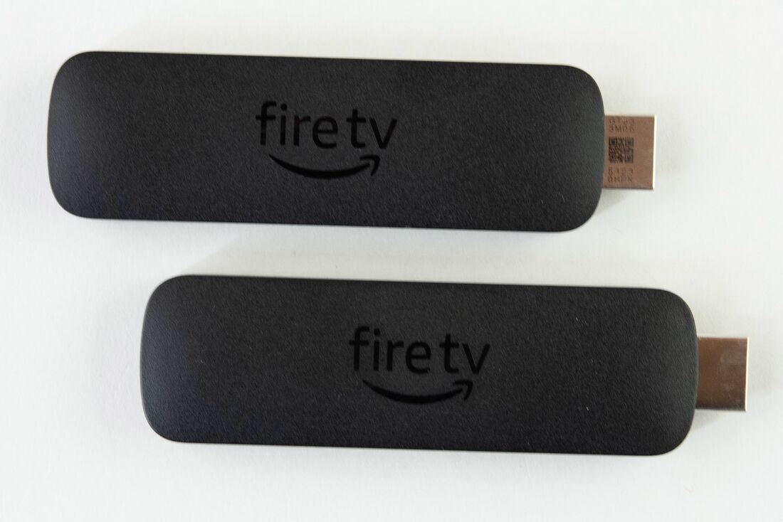 上がAmazon Fire TV Stick 4K Select、下がAmazon Fire TV Stick 4K Max。本体はほぼ同様だ。