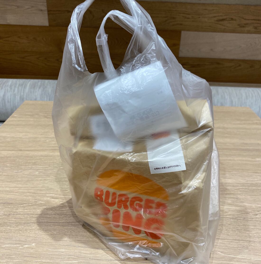 配達員から受け取った商品