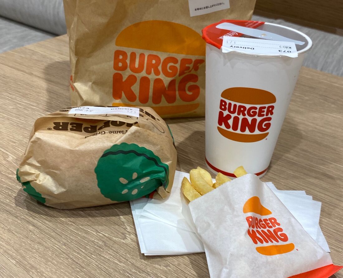 紙袋には、ハンバーガーとポテトが入っている