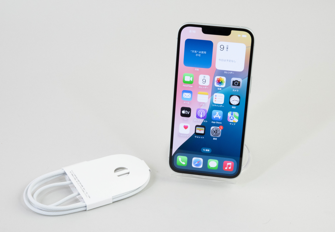 iPhone 16eの実物（ケーブルは同梱される）