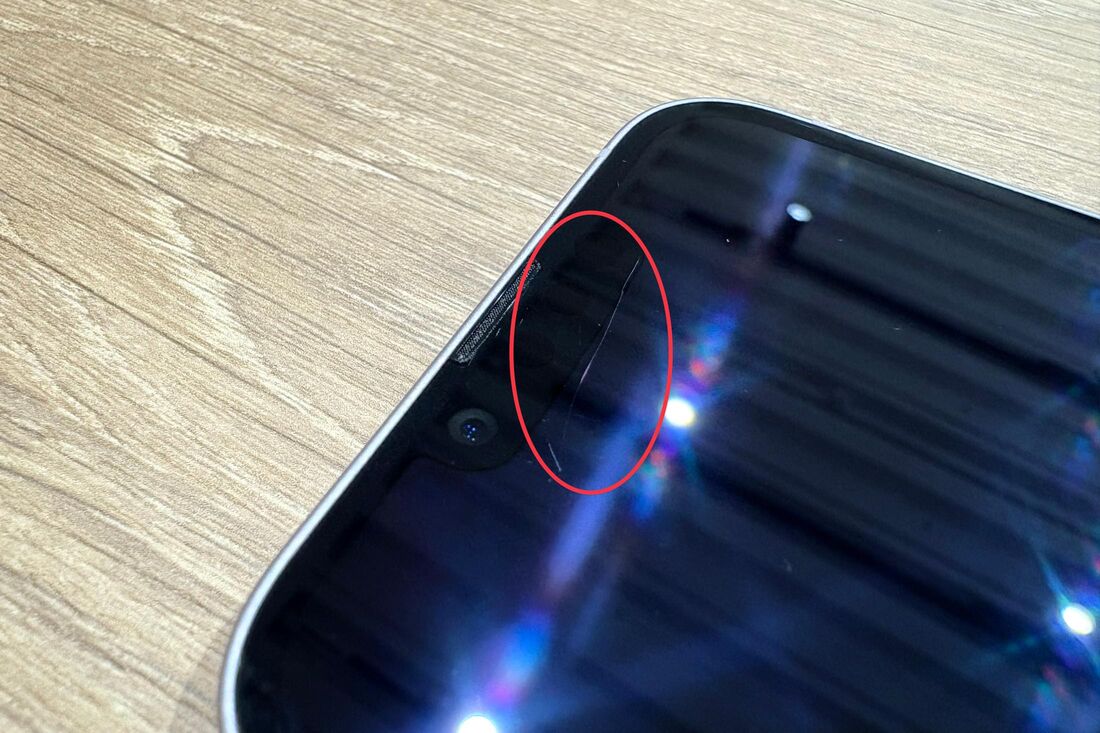 ディスプレイの上部に薄い傷がある